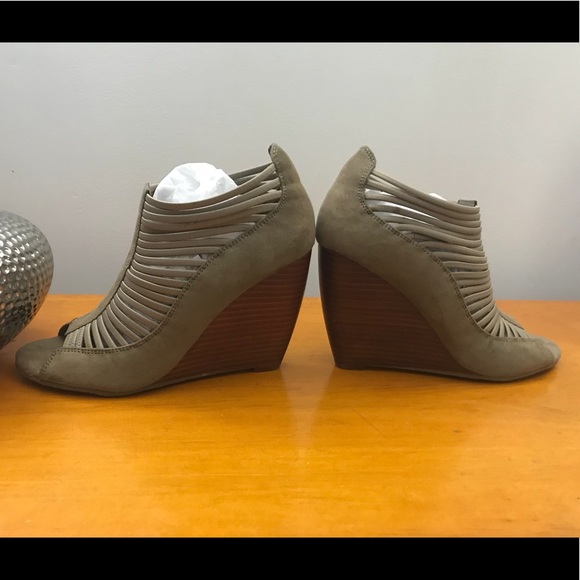 🦋Edgy Stylish Wedges!! - Picture 3 of 5